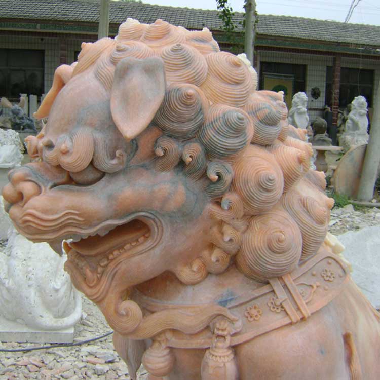晚霞红石雕狮子(图片)